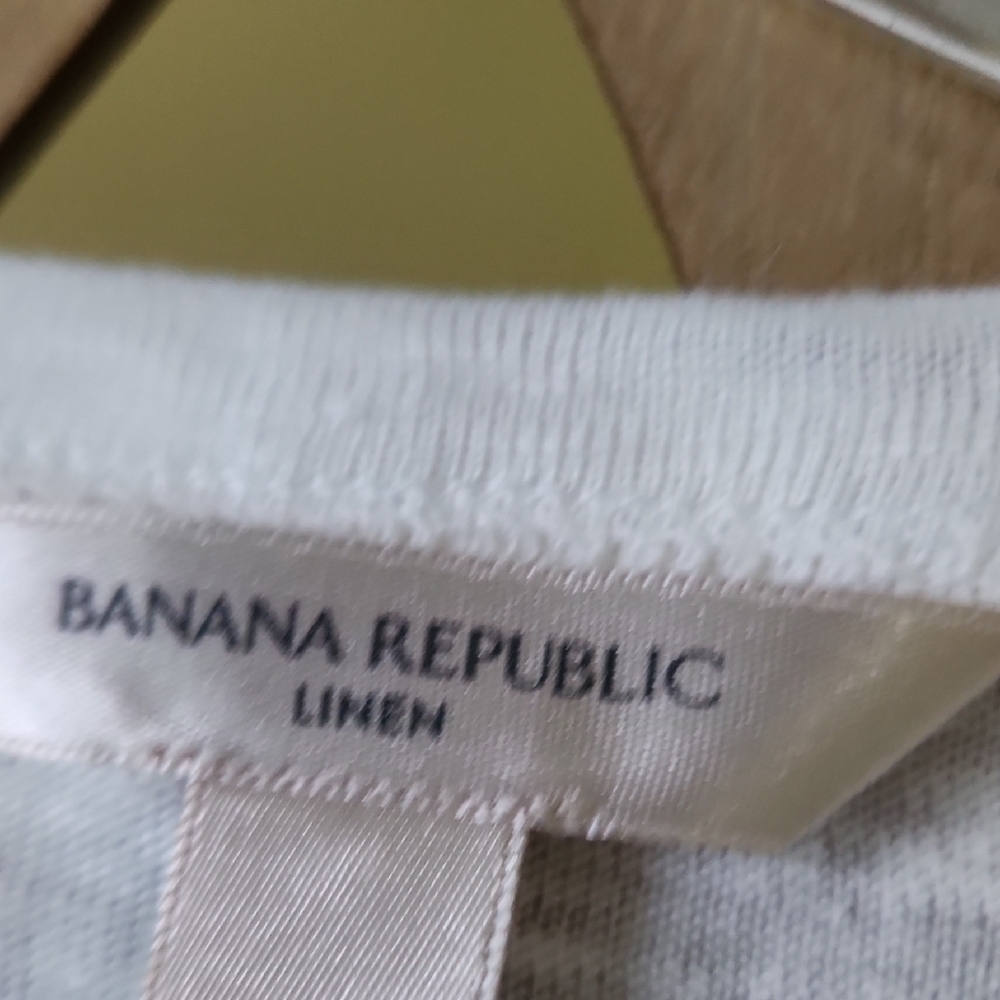 Banana Republic White V-Neck Short Sleeve Tee - Picture 6 of 8